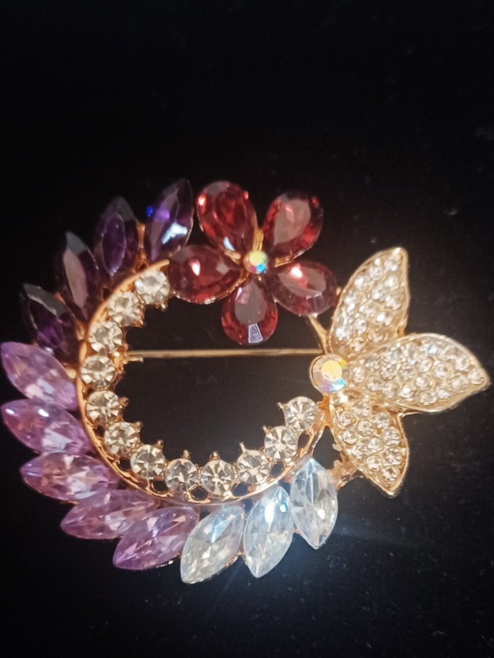 NWOT Gorgeous Purple, Lavender, and Clear Rhinestone Brooch